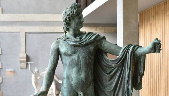 "L’Apollon du Belvédère", d’après l’antique, par Hubert Le Sueur - Agrandir l'image, fenêtre modale