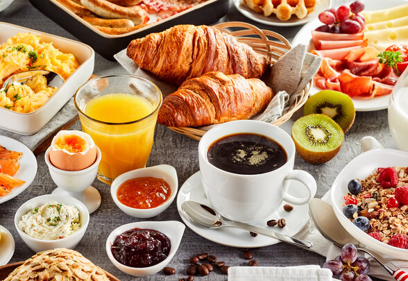 Huge healthy breakfast spread on a table - Agrandir l'image, fenêtre modale