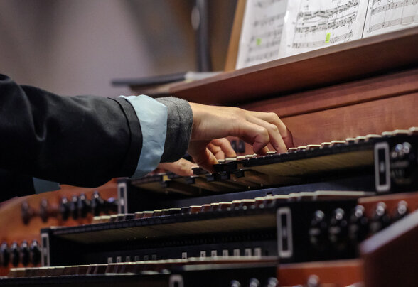 organist playing a pipe organ - Agrandir l'image, fenêtre modale