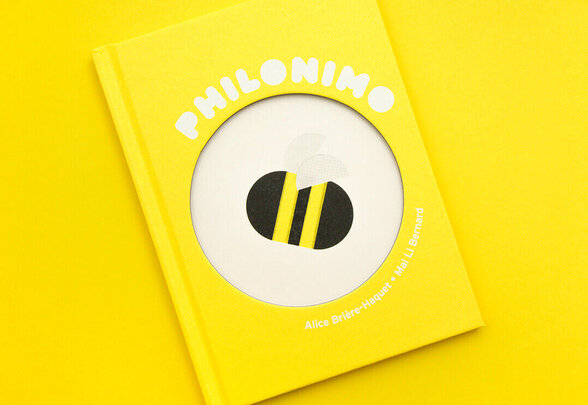 Couverture jaune vif de l'album jeunesse illustrée d'une abeille stylisée en médaillon circulaire - Agrandir l'image, fenêtre modale