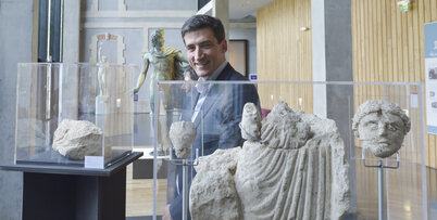 Présentation des sculptures découvertes à Port Bonot ©Darri