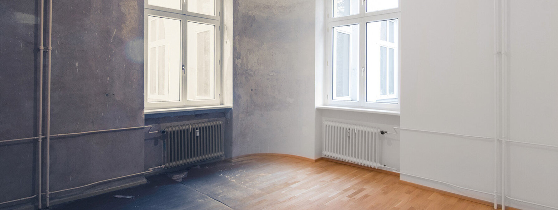 Comparaison avant/après rénovation : logement dégradé aux murs détériorés à gauche, intérieur rénové à droite