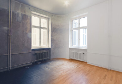 Comparaison avant/après rénovation : logement dégradé aux murs détériorés à gauche, intérieur rénové à droite