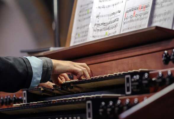 organist playing a pipe organ - Agrandir l'image, fenêtre modale