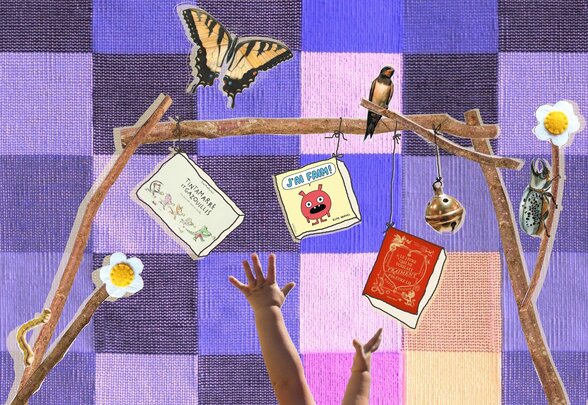 Mains de bébé tendues vers des livres suspendus comme un mobile à des branches, fond de damier mauve - Agrandir l'image, fenêtre modale