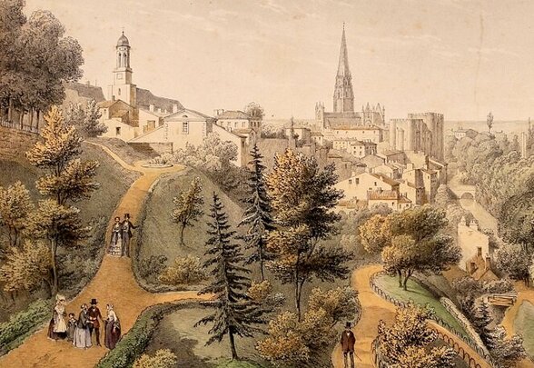 Lithographie ancienne d'une ville du Poitou : église gothique à flèche élancée, jardins et promeneurs en costume XIXe siècle - Agrandir l'image, fenêtre modale