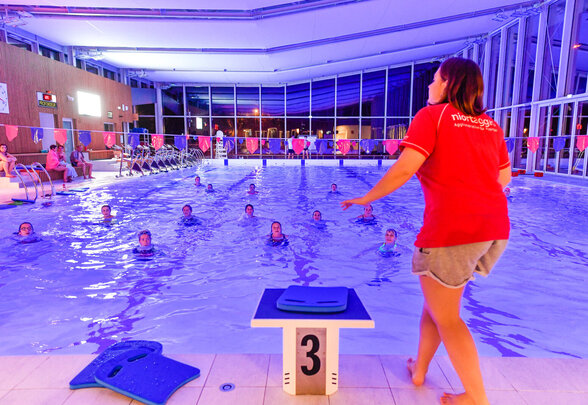 Animatrice sportive Niort Agglo encadrant un groupe de participants lors d'une séance collective en piscine couverte - Agrandir l'image, fenêtre modale