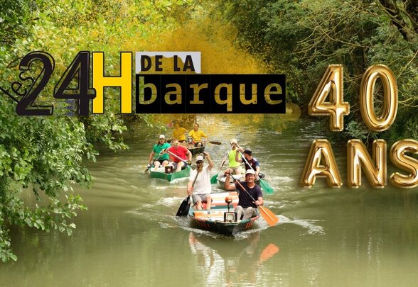 Équipes pagayant en barques sur un canal boisé du Marais poitevin, pour la 40e édition de l'événement - Agrandir l'image, fenêtre modale