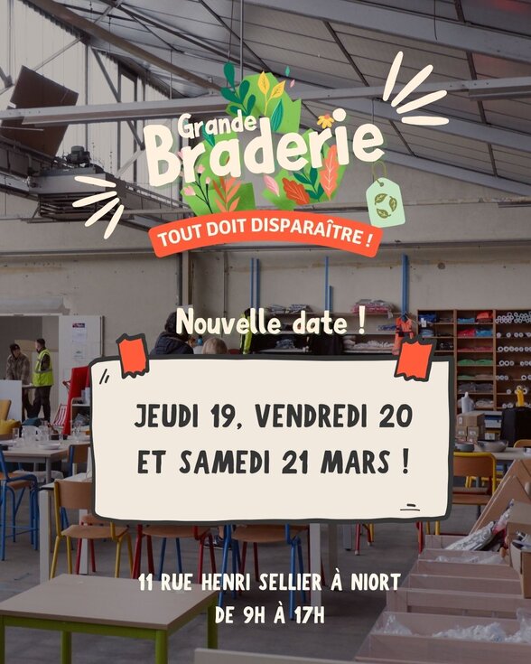 Affiche avec le slogan « Tout doit disparaître ! » et une mention de nouvelle date, dans un entrepôt de mobilier et décoration. - Agrandir l'image, fenêtre modale
