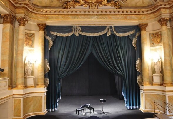 Scène de théâtre à l'italienne avec rideau de velours bleu-vert, colonnes dorées et statues classiques - Agrandir l'image, fenêtre modale