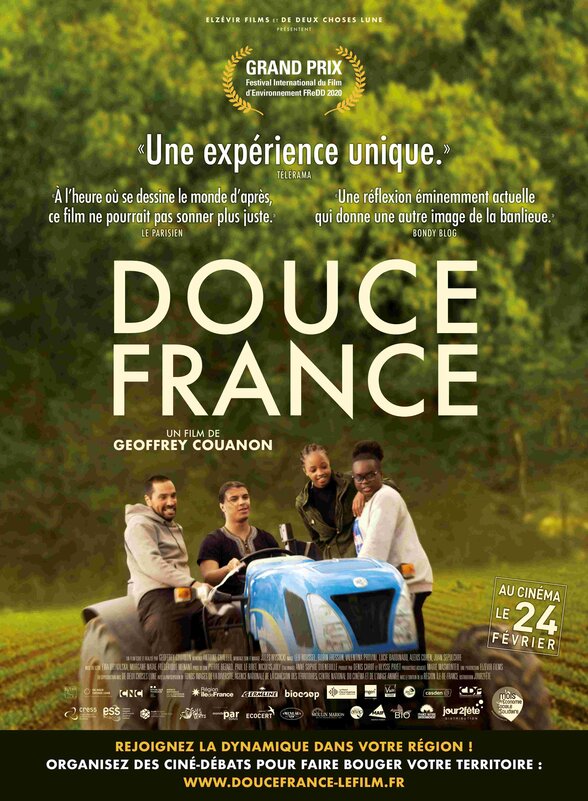Affiche officielle : quatre jeunes autour d'un tracteur dans un champ, film Grand Prix FReDD 2020 - Agrandir l'image, fenêtre modale