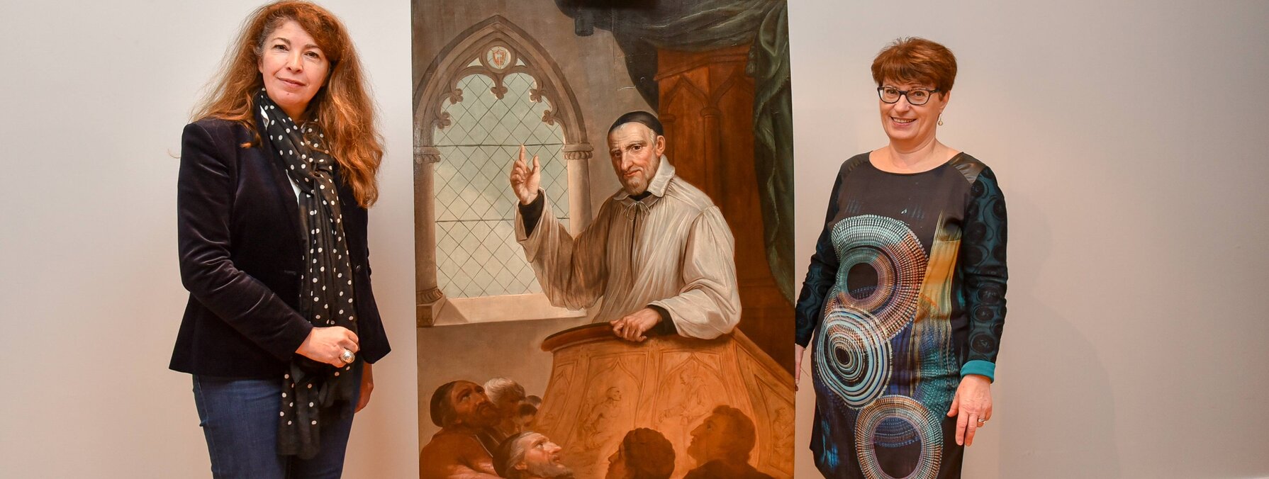 Le tableau Saint-Vincent de Paul restauré, présenté par Laurence Lamy, Conservateur du Musée d'Agesci, et Elisabeth Maillard, vice-présidente de l'Agglo en charge de la culture et du patrimoine historique