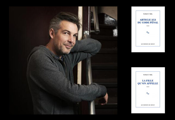 Tanguy Viel, romancier, posant accoudé à une rampe d'escalier, aux côtés des couvertures de deux de ses romans - Agrandir l'image, fenêtre modale