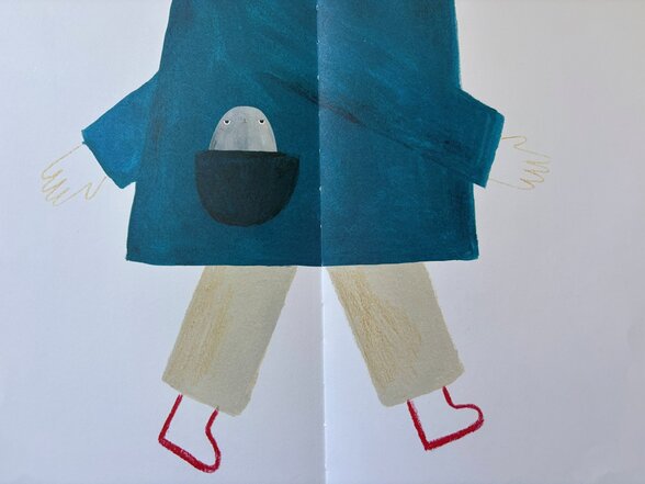 Personnage stylisé en veste bleue, un caillou aux petits yeux glissé dans sa poche poitrine, chaussures rouges - Agrandir l'image, fenêtre modale