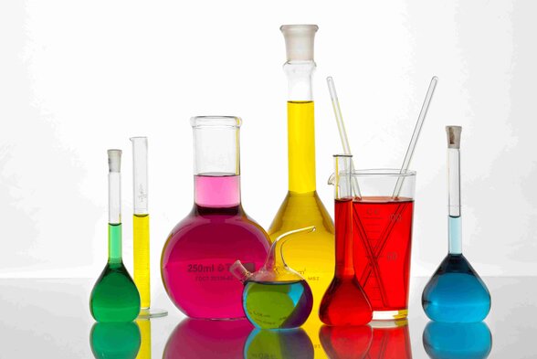 Fioles, erlenmeyers et béchers en verre remplis de liquides colorés vert, rose, jaune, rouge et bleu - Agrandir l'image, fenêtre modale
