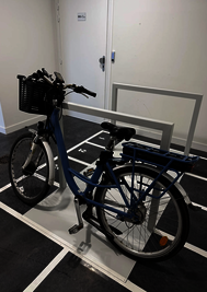 Vélo à assistance électrique stationné sur un emplacement numéroté dans le local de stationnement sécurisé