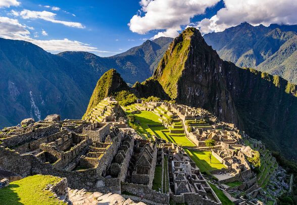 Cité inca du Machu Picchu avec ses terrasses en pierre et le mont Huayna Picchu en arrière-plan - Agrandir l'image, fenêtre modale