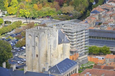 Tour nord du Donjon de Niort enveloppée d'un vaste échafaudage métallique au cœur du centre historique