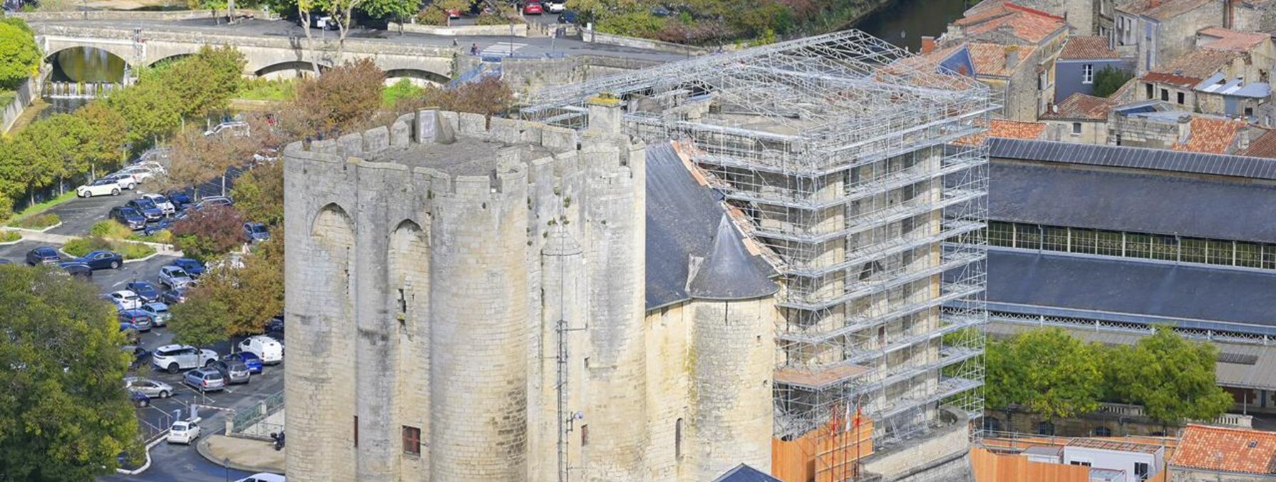 Tour nord du Donjon de Niort enveloppée d'un vaste échafaudage métallique au cœur du centre historique
