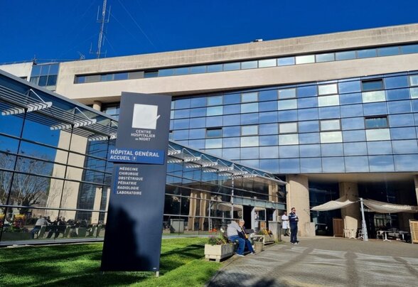 Entrée du Centre Hospitalier de Niort, hôpital général, avec le panneau d'accueil et ses services - Agrandir l'image, fenêtre modale