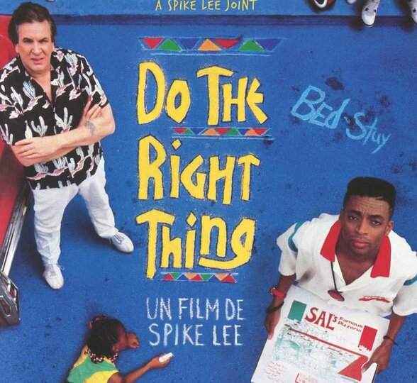 Affiche officielle du film, trois personnages filmés en plongée sur un sol bleu urbain avec inscriptions colorées - Agrandir l'image, fenêtre modale