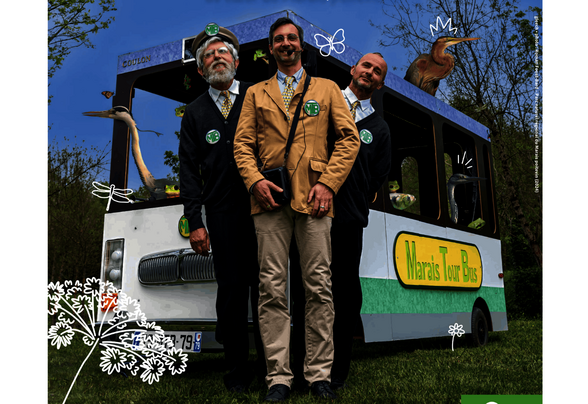 Affiche promotionnelle du spectacle : trois comédiens devant le Podobus, représentations à Coulon et Arçais - Agrandir l'image, fenêtre modale