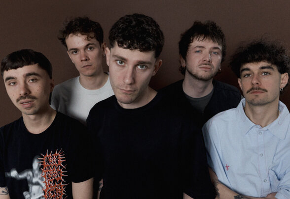 Les cinq membres du groupe FRAGILE, formation punk rock emo française, posant pour la promotion de la soirée - Agrandir l'image, fenêtre modale